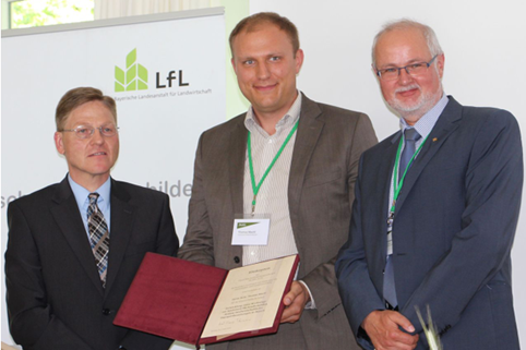 von links: Prof. Dr. Karl-Heinz Thiemann (Vorsitzender der DLKG), M.Sc. Thomas Machl und Laudator Ministerialdirigent Maximilian Geierhos (Quelle: LfL Bayern)